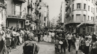 Fotografía de la fiesta mayor del verano de 1982 en la calle de Olzinelles, en Sants 