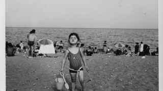 Girl with a bucket and spade, unknown author, 1960-1980. Barceloneta People’s Archive Collection. AMDCV. 