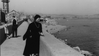 A walk along the jetty, unknown author, 1960-1970. Barceloneta People’s Archive Collection. AMDCV. 