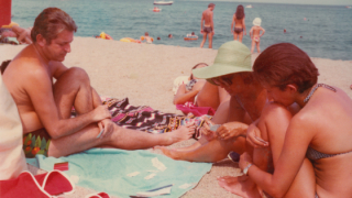 Playing cards on the beach, unknown author, 1970-1990. Barceloneta People’s Archive Collection. AMDCV. 