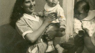 Elionor Serra amb el seu fill Albert a la “Casa-Cuna” de la Fabra i Coats, autor desconegut, 1956. Fons Elionor Serra. AMDSA. 