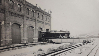 Fotografia sortida d’una locomotora dels tallers de Sant Andreu, autor desconegut, 1920. Donació d’Àngela Majó.  Col·lecció La Maquinista Terrestre i Marítima. AMDSA. 
