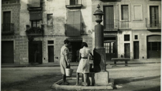 Fuente de la plaza de la Revolució, Antònia Puig, 1930-1950. Fondo del Club Excursionista de Gràcia. AMDG