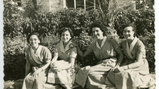 Elionor Serra (segona per la dreta) amb les companyes de la Fabra i Coats, autor desconegut, 1952. Fons Elionor Serra. AMDSA. 