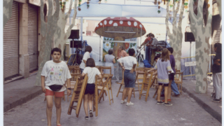 Decoracions dels carrers durant la Festa Major de Gràcia, Josep Maria Contel, 1990. AMDG. 