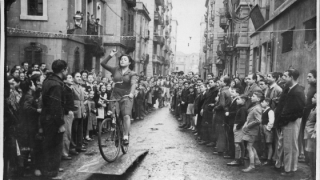 Encertar-la des de la bici, autor desconegut, 1940-1955. Col·lecció Arxiu Popular de la Barceloneta. AMDCV. 