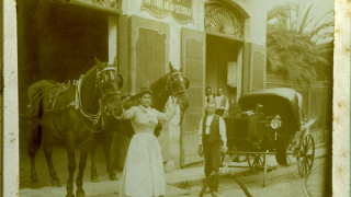 Traient els cavalls de la cotxera, autor desconegut, 1890-1920. Fons del Club Excursionista de Gràcia. AMDG. 