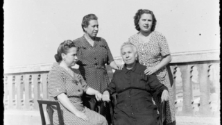 Rafaela Ariño i les tres filles, Teresa, Conxa i Isabel Arrufat, Esteve Bosch Ribas, 1950. Fons Esteve Bosch Ribas. AMDSM. 