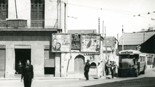 Autobús de la línia “Pelai-Horta” aturat al costat del cinema Unión, Ramon Font, 1936. Fons del Foment Hortenc. AMDHG