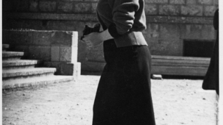Dona fotografiant, autor desconegut, 1950-1960. Col·lecció Arxiu Popular de la Barceloneta. AMDCV