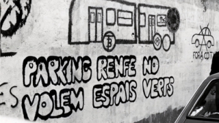 Pintadas en las paredes pidiendo convertir el aparcamiento de la estación de Sants en una zona verde, en abril de 1980