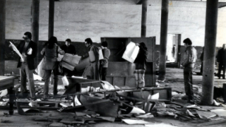 Sants residents sneaking a look at the Espanya Industrial site, 1982