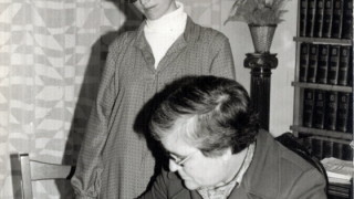 The educator Marta Mata signing the visitors’ book at the Ateneu Enciclopèdic Popular Sempre Avant