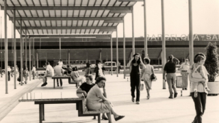 La plaza de los Països Catalans, delante de la estación de Sants, fue inaugurada el 7 de junio de 1983 por el alcalde, Pasqual Maragall 