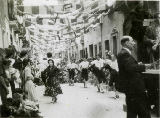 Grup de dansa tradicional, amb l’orquestra a la dreta, durant la Festa Major.