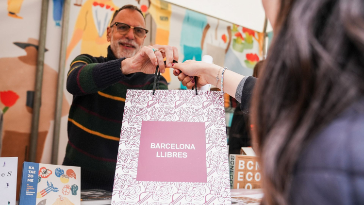 Entregant una bossa de Barcelona llibres