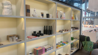 Prestatgeries amb objectes de regal