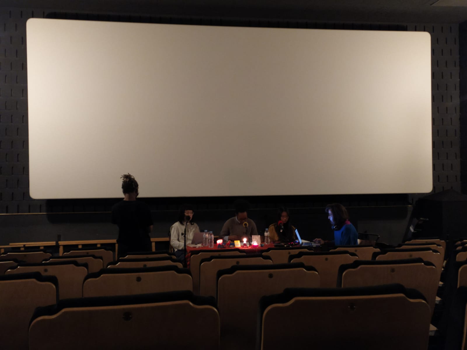 'Ressonàncies' des de la sala de cinema de la cooperativa ZumZeig 