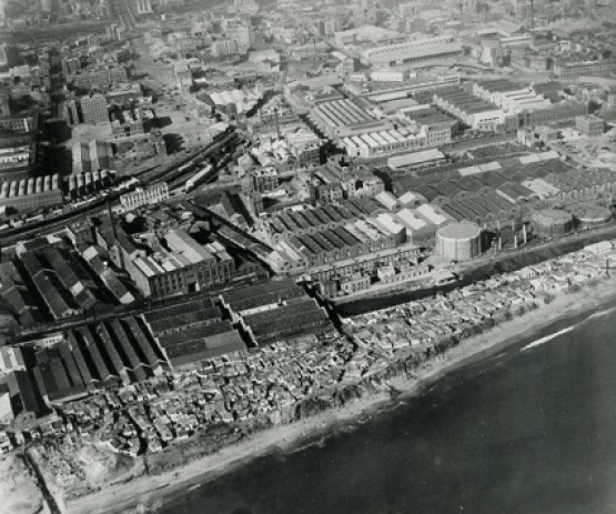*Crèdits d'imatge: Vista aèria triangle. En primer pla es pot veure el barri del Somorrostro, anys 60. Original a l'Arxiu Fotogràfic de Barcelona.