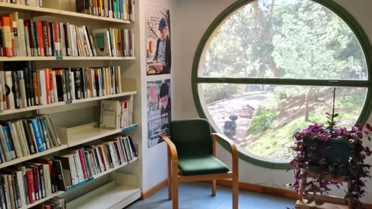 Sala de lectura de la Biblioteca Canyelles - M. Àngels Rivas