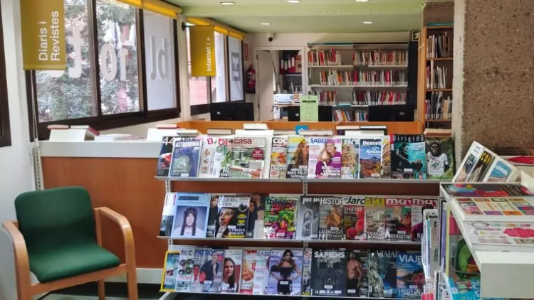 Sala de lectura de la Biblioteca Canyelles  - M. Àngels Rivas