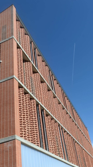 Fragment de la façana del Poliesportiu Camp del Ferro