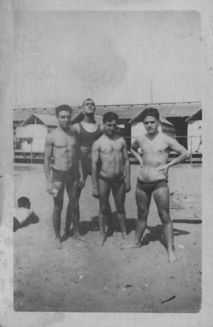 Quatre joves a la platja