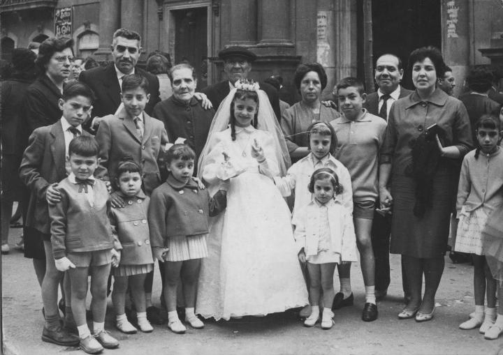 Nena de comunió i família a la plaça