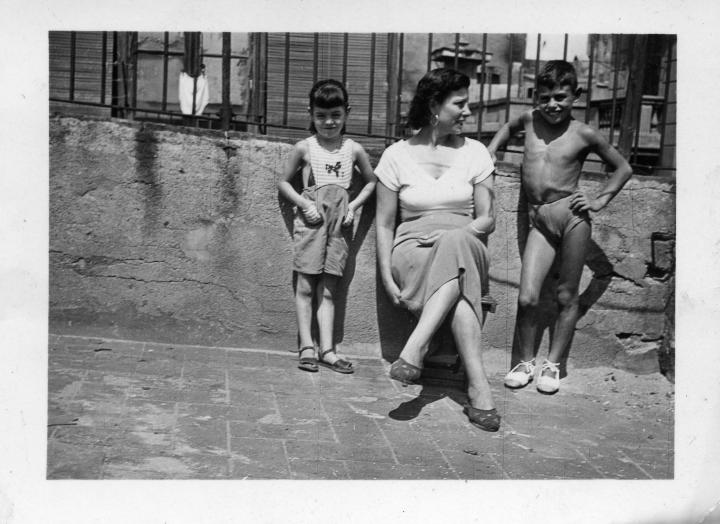 Dona i dos nens al terrat