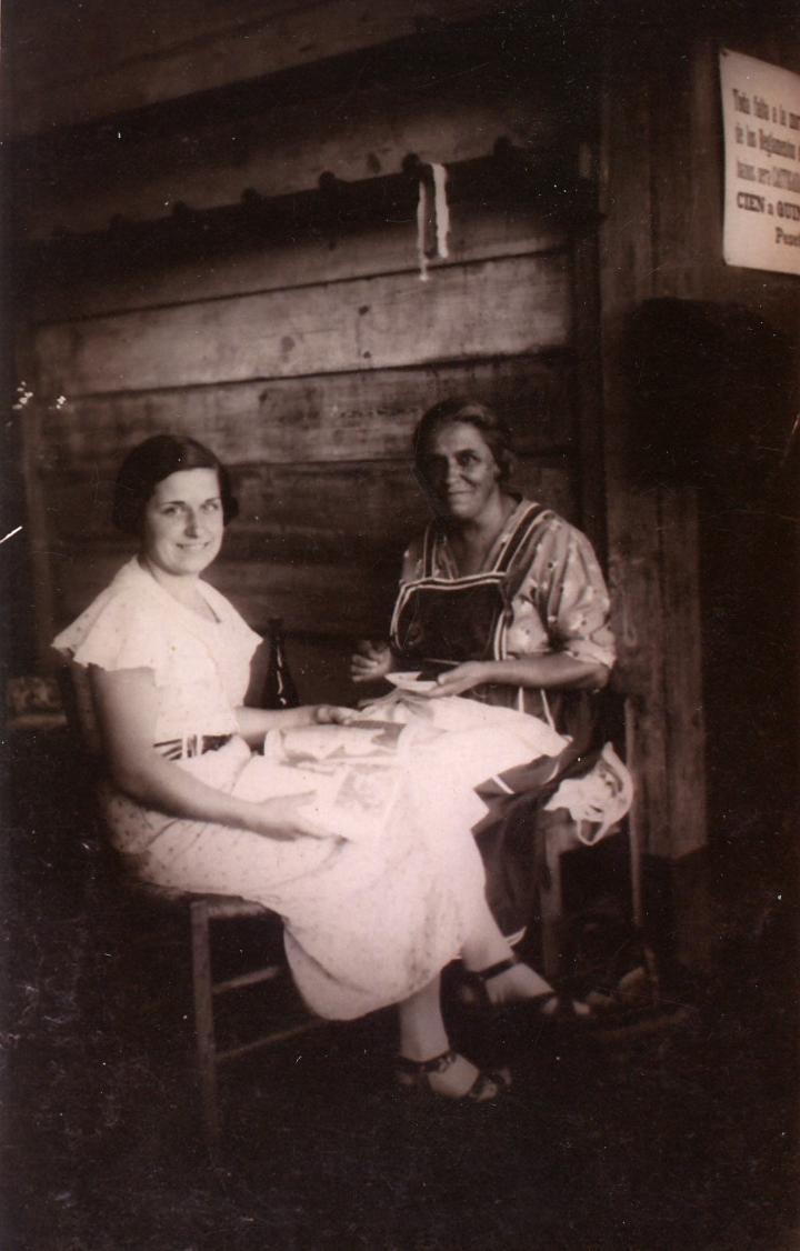 Dues dones assegudes