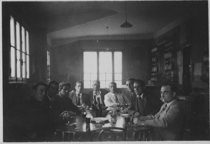 Homes asseguts a la taula d'un restaurant
