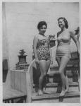 Dues dones en banyador a l'escala