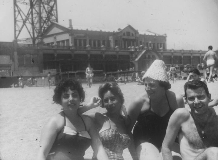 Tres dones i un home a la platja de Sant Sebastià