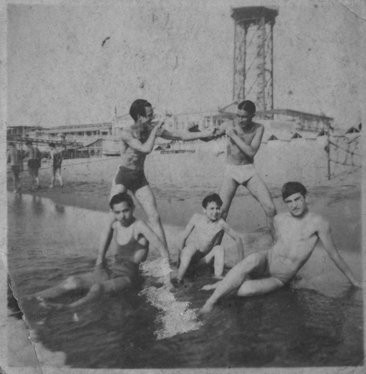 Cinc joves a la platja