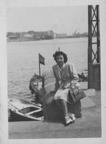Dona asseguda al moll