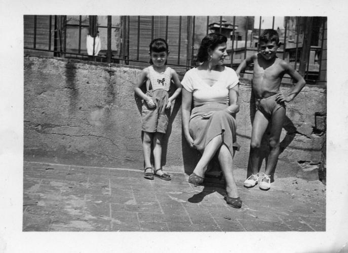 Dona i dos nens al terrat