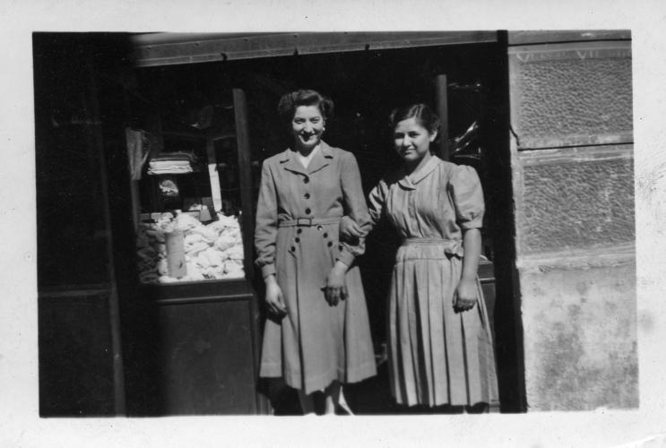 Dues dones a la porta d'una botiga