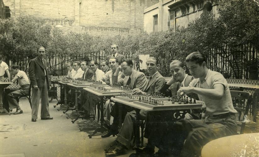 Homes jugant a escacs
