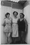 Tres dones als banys