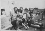Tres homes a la vora de la piscina