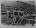 Dues dones a la vora de la piscina