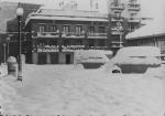 Cotxes, mercat i habitatges enmig d'un mar de neu