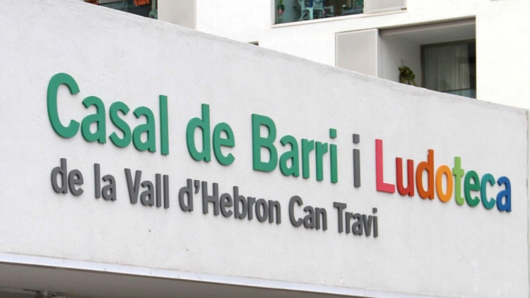 Façana del Casal de barri de la Vall d'Hebron