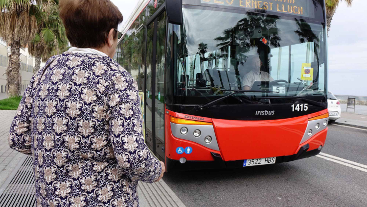 Dona esperant l'autobús