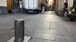 Pilona situada al principi del carrer Tallers