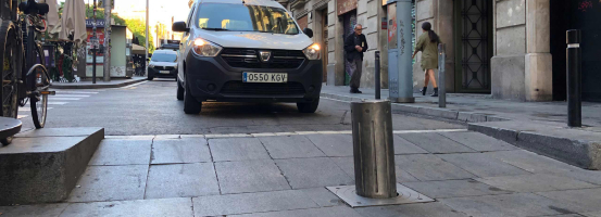 Pilona pujada davant d'una furgoneta que vol accedir al carrer