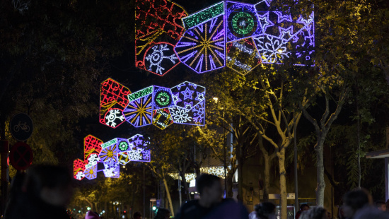 Las luces de Navidad iluminan Barcelona