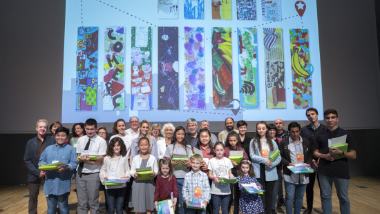 Els alumnes premiats, en la foto de família amb els col·laboradors de la activitat Punt de Llibre
