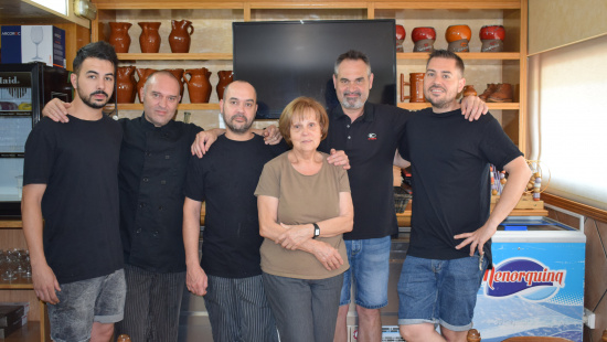 Javi, Toni, Julio, Teresa, Manel y Jordi, members of the restaurant "5 Hermanos" in Nou Barris 