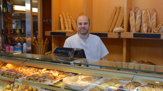 Josep Jordà en su panadería "Forn Trinitat"